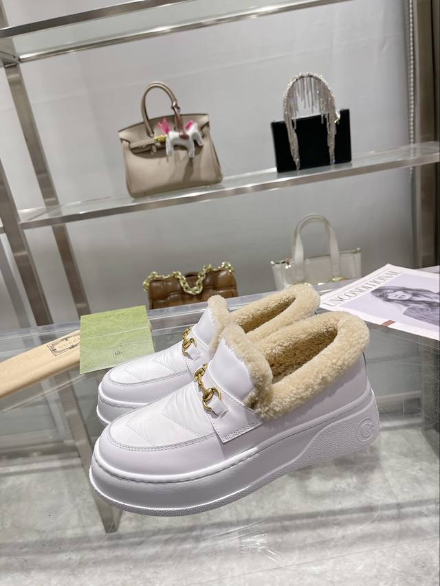 Gucci巴黎时装周中国22年美丽奴羊皮毛一体浅口雪地靴，提花面料logo头层牛皮澳洲进口羊毛内里， Gucci 这款雪地靴结合了品牌两大标志性元素 金色马衔扣