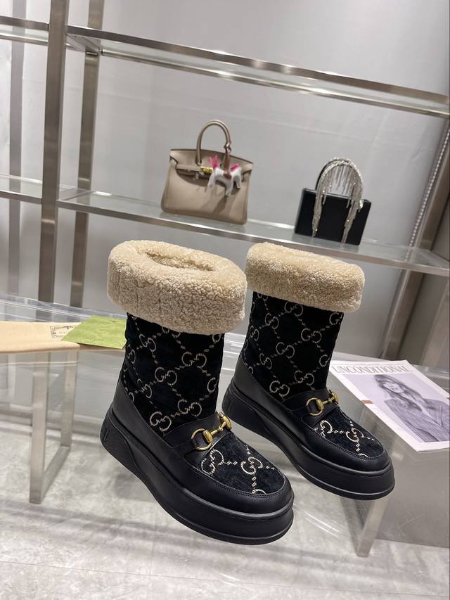 Gucci巴黎时装周中国长期有货年美丽奴羊皮毛一体雪地靴，提花面料logo头层牛皮澳洲进口羊毛内里， Gucci 这款雪地靴结合了品牌两大标志性元素 金色马衔扣