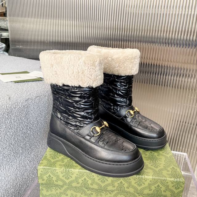 Gucci巴黎时装周中国长期有货年美丽奴羊皮毛一体雪地靴，提花面料logo头层牛皮澳洲进口羊毛内里， Gucci 这款雪地靴结合了品牌两大标志性元素 金色马衔扣