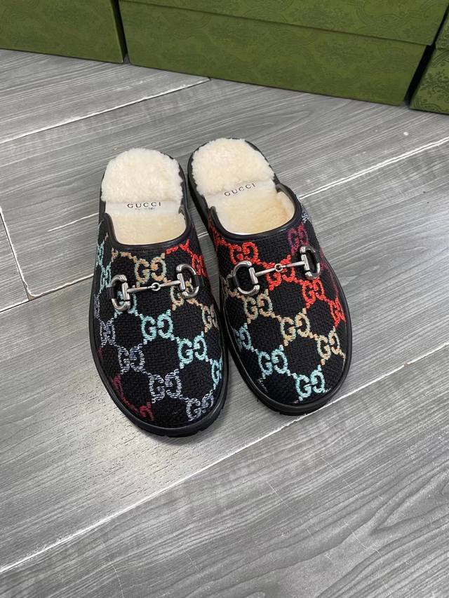 男女同款 Gucci金典男士马衔扣 Gg 拖鞋 与图案的历史渊源相呼应，Gg 图案采用了特材混合，用于 Gucci Love Parade。十年又一年地出现在每