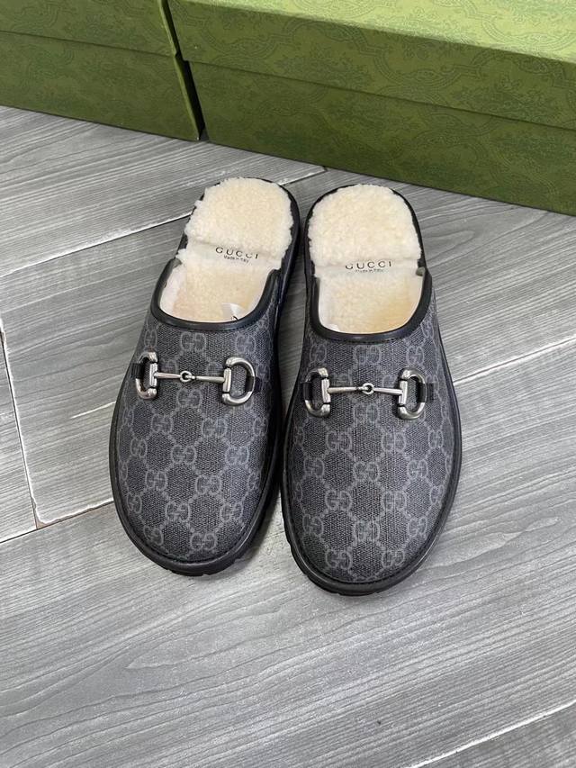 男女同款 Gucci金典男士马衔扣 Gg 拖鞋 与图案的历史渊源相呼应，Gg 图案采用了特材混合，用于 Gucci Love Parade。十年又一年地出现在每