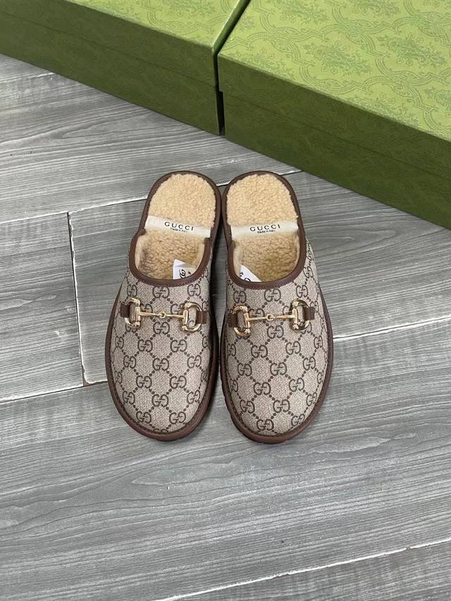 男女同款 Gucci金典男士马衔扣 Gg 拖鞋 与图案的历史渊源相呼应，Gg 图案采用了特材混合，用于 Gucci Love Parade。十年又一年地出现在每