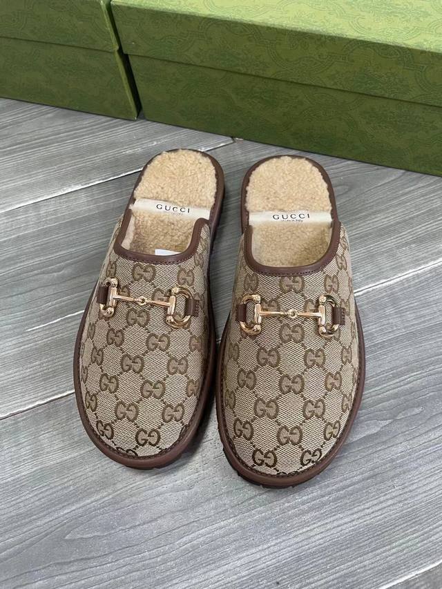 男女同款 Gucci金典男士马衔扣 Gg 拖鞋 与图案的历史渊源相呼应，Gg 图案采用了特材混合，用于 Gucci Love Parade。十年又一年地出现在每