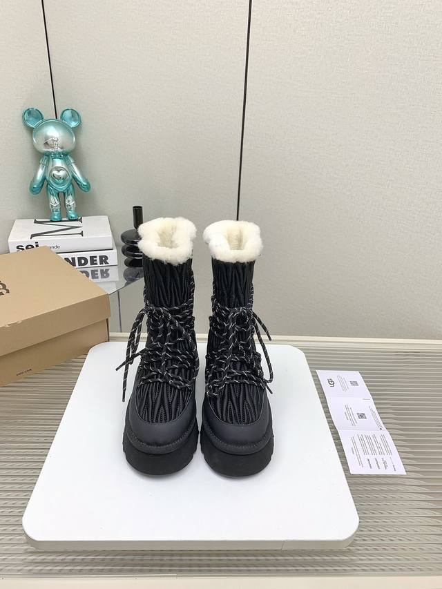 Ugg新款小马丁 今年的ugg开始不再那么单调啦 独特的时尚百搭元素 独特的前后包裹式设计 增添鞋款层次感 柔软发泡大底 回弹性好 上脚不累脚 耐折又耐磨 认准