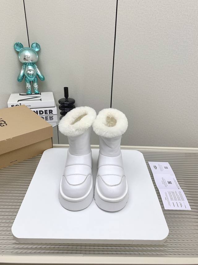 Ugg新款小马丁 今年的ugg开始不再那么单调啦 独特的时尚百搭元素 独特的前后包裹式设计 增添鞋款层次感 柔软发泡大底 回弹性好 上脚不累脚 耐折又耐磨 认准