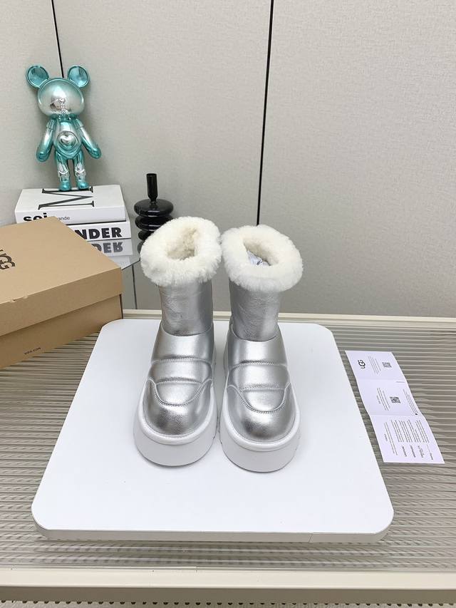 Ugg新款小马丁 今年的ugg开始不再那么单调啦 独特的时尚百搭元素 独特的前后包裹式设计 增添鞋款层次感 柔软发泡大底 回弹性好 上脚不累脚 耐折又耐磨 认准