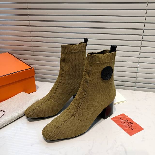 Hermes 爱马仕最新款袜子靴 市场最高版本！代购级别品质 本季h家最年轻的一款单品！爱马仕的品质是我们一直的追求！我们将不断的去开发新的产品回馈客户！选材：