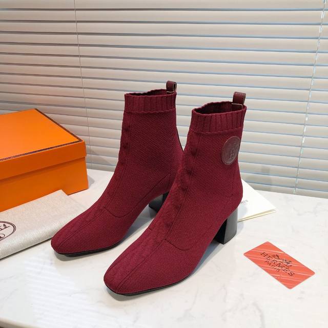 Hermes 爱马仕最新款袜子靴 市场最高版本！代购级别品质 本季h家最年轻的一款单品！爱马仕的品质是我们一直的追求！我们将不断的去开发新的产品回馈客户！选材：