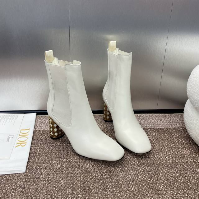 工厂价 Dior 迪奥 秋冬新款icon系列切尔西骑士女靴 明星同款cd字母logo圆柱跟机车短靴 高跟圆头一脚蹬马丁靴 材质：鞋面进口全粒面小牛皮 进口混种羊