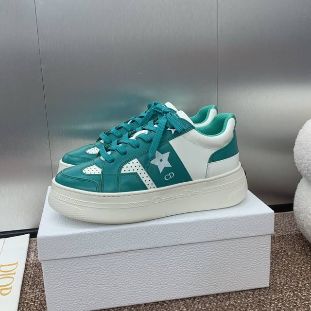 工厂价 迪奥 Dior 春夏最新款star休闲系带星星小白鞋 Cd字母logo小蜜蜂拼色运动鞋 明星同款厚底圆头糖果色滑板鞋 材质:鞋面采用进口滚涂工艺小牛皮