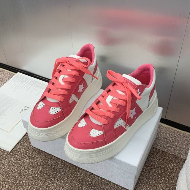 工厂价 迪奥 Dior 春夏最新款star休闲系带星星小白鞋 Cd字母logo小蜜蜂拼色运动鞋 明星同款厚底圆头糖果色滑板鞋 材质:鞋面采用进口滚涂工艺小牛皮