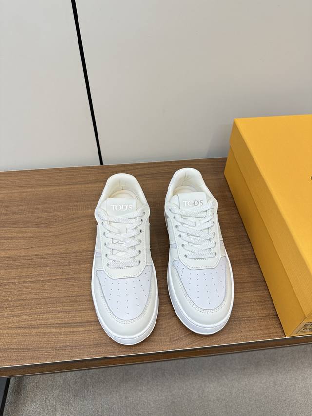 Tods 托德斯秋季新款休闲运动鞋 这款真的是太值得一提了，鞋子鞋型很好而且上脚非常轻便，整双鞋子总之非常讲究，面料也是肉眼可见的柔软细腻，好鞋要自己上脚感受！
