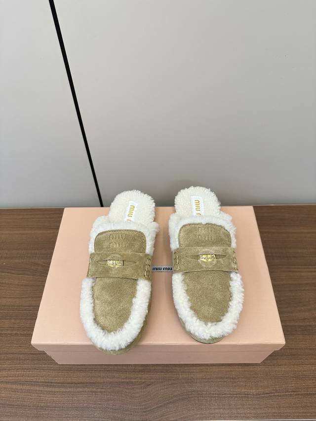Miumiu 缪缪 Ss秋冬懒人毛毛半拖鞋 Miumiu 缪缪 Ss秋冬，金币款懒人拖鞋毛毛鞋 这款永不过时的反绒皮半拖，鞋饰有硬币与压花miu微标，彰显别具一