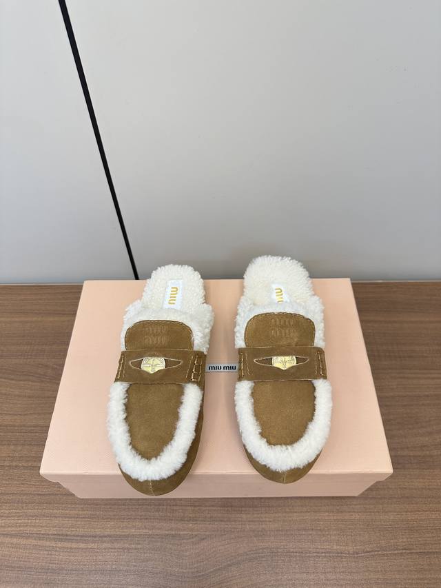 Miumiu 缪缪 Ss秋冬懒人毛毛半拖鞋 Miumiu 缪缪 Ss秋冬，金币款懒人拖鞋毛毛鞋 这款永不过时的反绒皮半拖，鞋饰有硬币与压花miu微标，彰显别具一