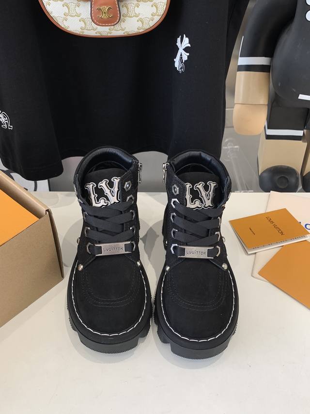 出厂价 Lv路易威登l家 驴牌 24Ss 秋冬checker系列 厚底 短靴 马丁靴 及踝 情侣款靴 Lv Checker 及踝靴亮路易威登 春夏秀场，以正绒面