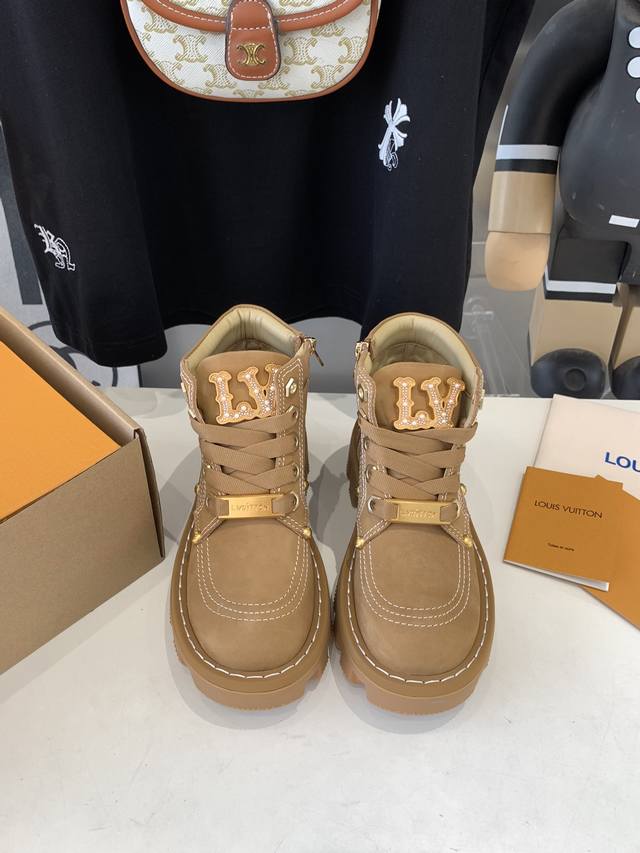 出厂价 Lv路易威登l家 驴牌 24Ss 秋冬checker系列 厚底 短靴 马丁靴 及踝 情侣款靴 Lv Checker 及踝靴亮路易威登 春夏秀场，以正绒面