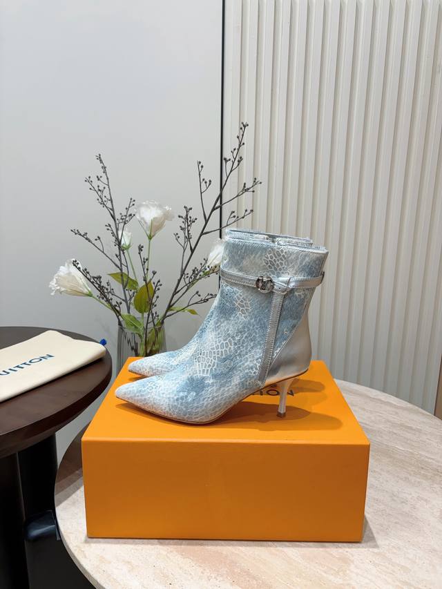 高跟 - 漆皮20 秋冬新款louis Vuitton Lv细高跟短靴 高级感十足！国内外博主刷爆的一款，复古又时髦 上脚美炸了！官网主推款 鞋面：小牛皮 牛漆
