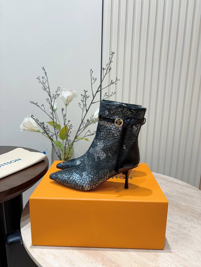 高跟 - 漆皮20 秋冬新款louis Vuitton Lv细高跟短靴 高级感十足！国内外博主刷爆的一款，复古又时髦 上脚美炸了！官网主推款 鞋面：小牛皮 牛漆