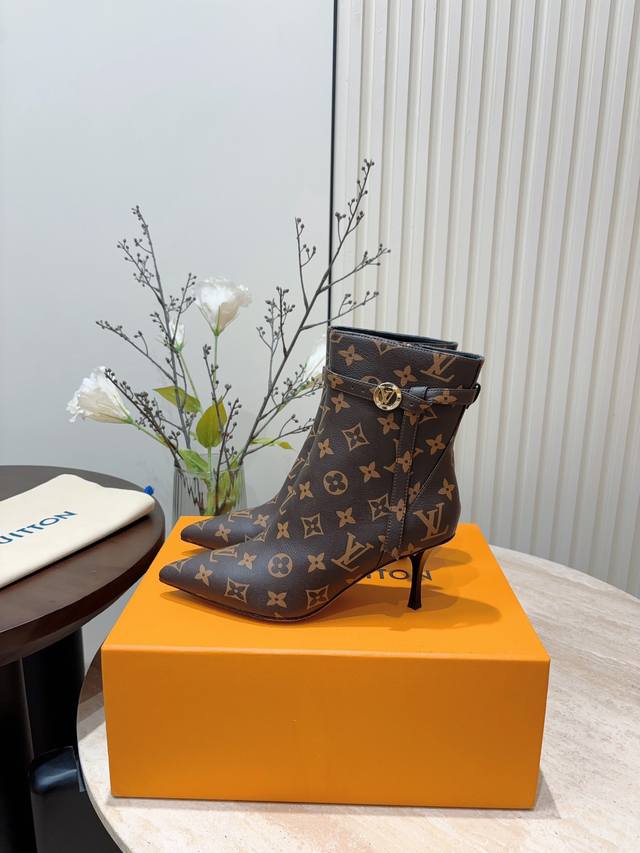 高跟 - 漆皮20 秋冬新款louis Vuitton Lv细高跟短靴 高级感十足！国内外博主刷爆的一款，复古又时髦 上脚美炸了！官网主推款 鞋面：小牛皮 牛漆