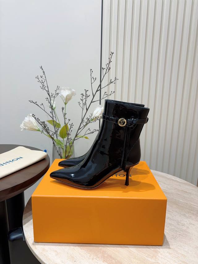 高跟 - 漆皮20 秋冬新款louis Vuitton Lv细高跟短靴 高级感十足！国内外博主刷爆的一款，复古又时髦 上脚美炸了！官网主推款 鞋面：小牛皮 牛漆