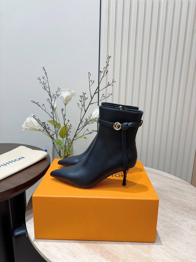 高跟 - 漆皮20 秋冬新款louis Vuitton Lv细高跟短靴 高级感十足！国内外博主刷爆的一款，复古又时髦 上脚美炸了！官网主推款 鞋面：小牛皮 牛漆