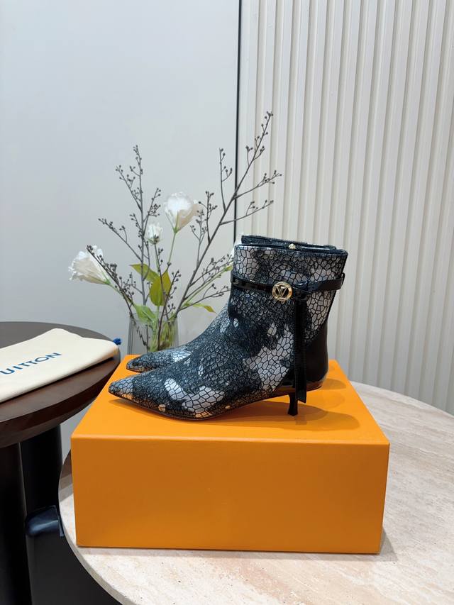 中跟 - 漆皮20 秋冬新款louis Vuitton Lv细高跟短靴 高级感十足！国内外博主刷爆的一款，复古又时髦 上脚美炸了！官网主推款 鞋面：小牛皮 牛漆