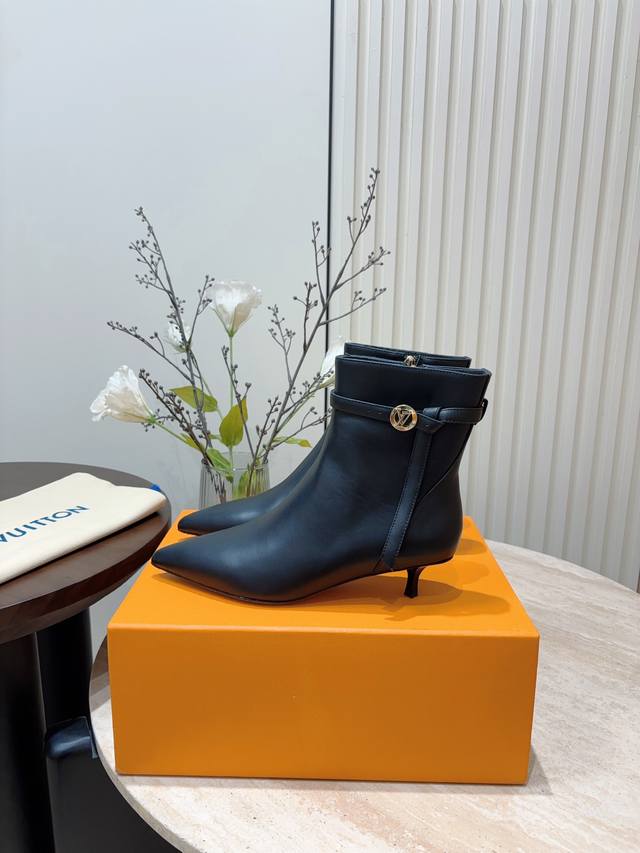 中跟 - 漆皮20 秋冬新款louis Vuitton Lv细高跟短靴 高级感十足！国内外博主刷爆的一款，复古又时髦 上脚美炸了！官网主推款 鞋面：小牛皮 牛漆