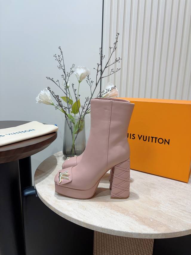 漆皮20 秋冬新款louis Vuitton Lv防水台高跟短靴 高级感十足！国内外博主刷爆的一款，复古又时髦 上脚美炸了！官网主推款 鞋面：小牛皮 牛漆皮 牛