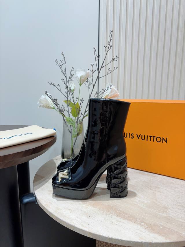 漆皮20 秋冬新款louis Vuitton Lv防水台高跟短靴 高级感十足！国内外博主刷爆的一款，复古又时髦 上脚美炸了！官网主推款 鞋面：小牛皮 牛漆皮 牛