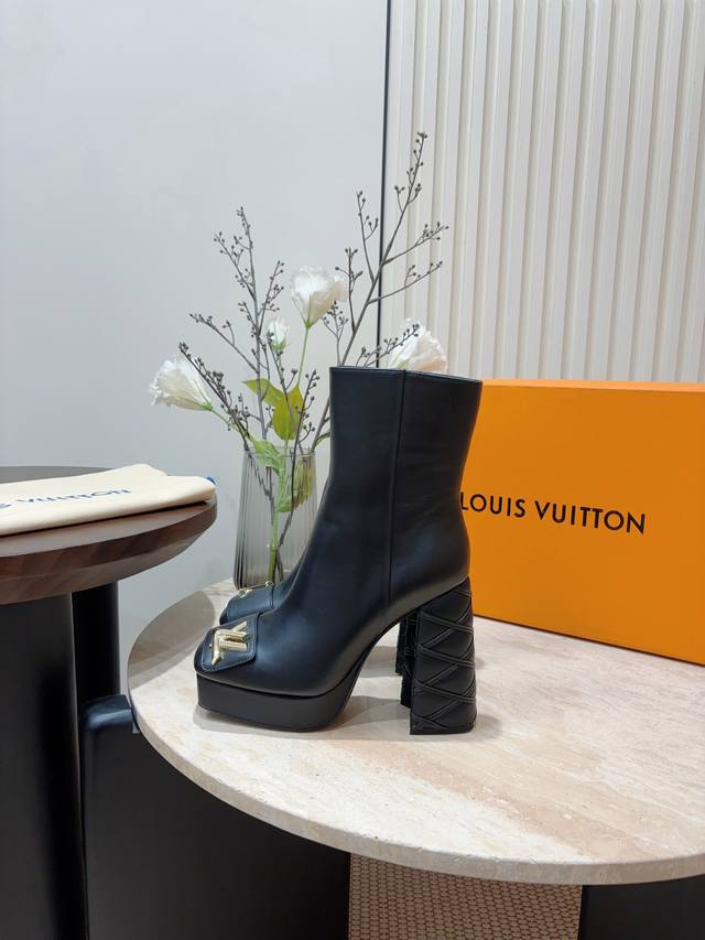漆皮20 秋冬新款louis Vuitton Lv防水台高跟短靴 高级感十足！国内外博主刷爆的一款，复古又时髦 上脚美炸了！官网主推款 鞋面：小牛皮 牛漆皮 牛