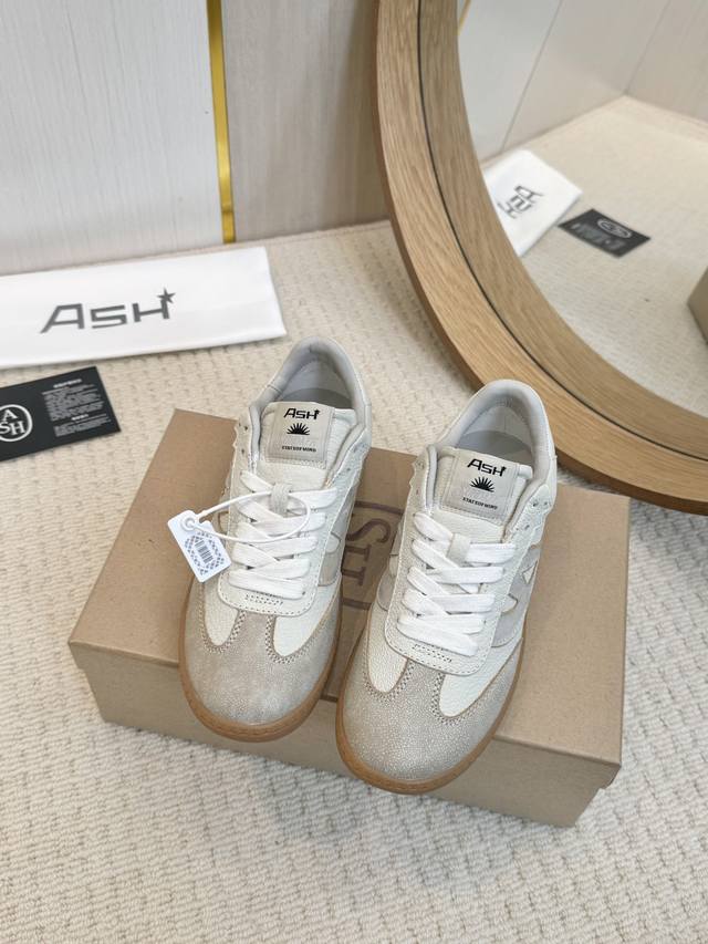 工厂批 In Ash｜简意行走 张艺凡 演绎ash#Ss24 #Sundaze 系列新款-Sunset德训鞋，经典鞋型搭配棕色鞋底点缀，简约又不失设计感，随性行