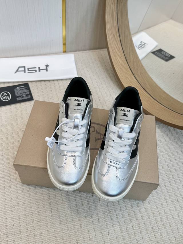 工厂批 In Ash｜简意行走 张艺凡 演绎ash#Ss24 #Sundaze 系列新款-Sunset德训鞋，经典鞋型搭配棕色鞋底点缀，简约又不失设计感，随性行