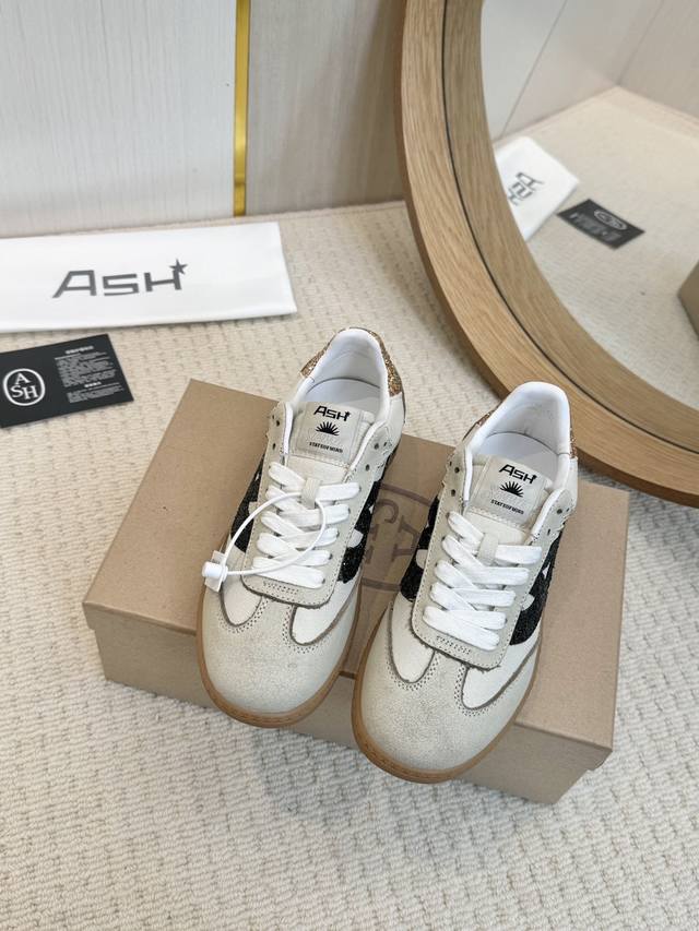 工厂批 In Ash｜简意行走 张艺凡 演绎ash#Ss24 #Sundaze 系列新款-Sunset德训鞋，经典鞋型搭配棕色鞋底点缀，简约又不失设计感，随性行