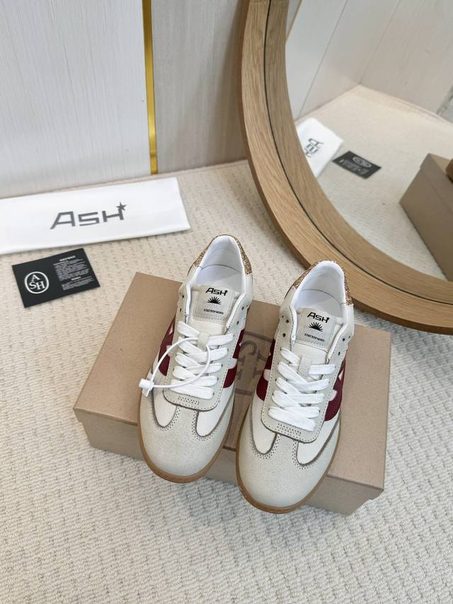 工厂批 In Ash｜简意行走 张艺凡 演绎ash#Ss24 #Sundaze 系列新款-Sunset德训鞋，经典鞋型搭配棕色鞋底点缀，简约又不失设计感，随性行
