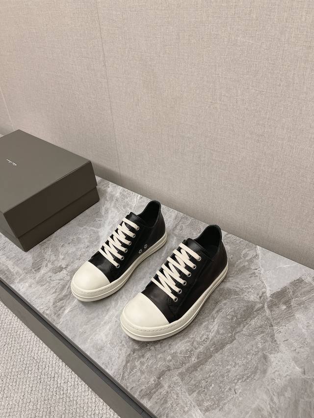 男10 Ro欧文斯rickowens 主线 西瓜头款式 水染牛皮材质，和针车间距都是极致还原！ 质感细腻无敌，奢侈品的触感！ 牛皮内里内里 大底tpu奶香大底