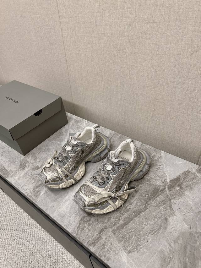 春夏balenciaga巴黎世家老爹鞋最新款复古休闲运动鞋系列推出探索时尚界对于原创与挪用的概念、以全新系列致敬传承与经典，以标志性balenciaga廓形和轮