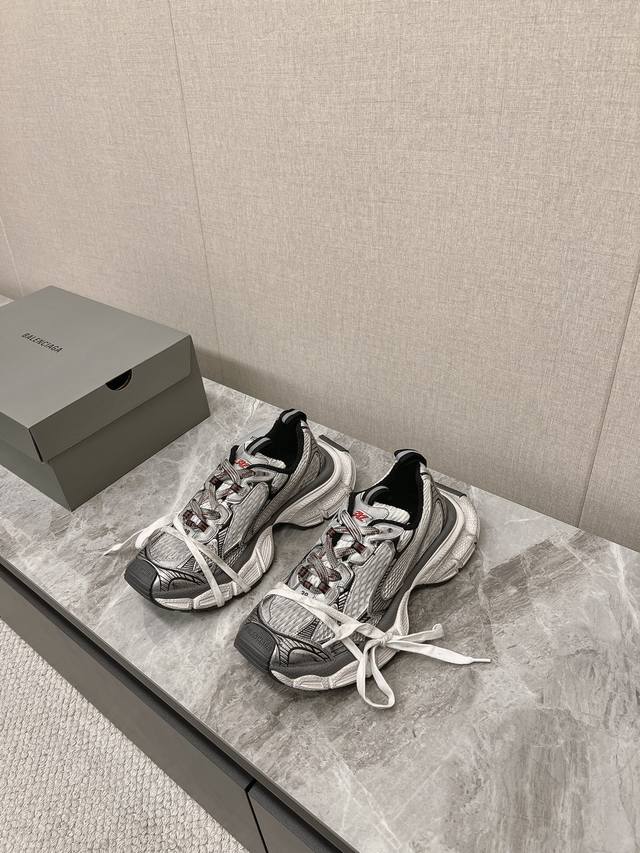 春夏balenciaga巴黎世家老爹鞋最新款复古休闲运动鞋系列推出探索时尚界对于原创与挪用的概念、以全新系列致敬传承与经典，以标志性balenciaga廓形和轮
