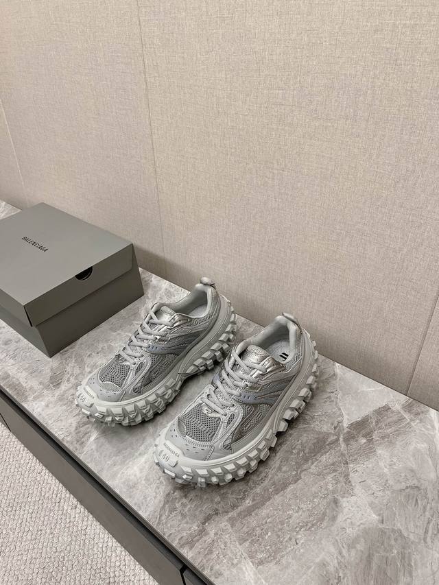 男装10 春夏balenciaga巴黎世家轮胎鞋最新款轮胎底复古休闲运动鞋系列推出the Hacker Project系列探索时尚界对于原创与挪用的概念、以全新