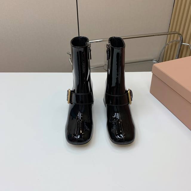 Miumiu*秋冬金属扣短靴。饰扣搭配金属漏做装饰，视觉效果杠杠滴。小粗跟走路也不累，经典超百搭。让爱美的小姐姐们都能轻松驾驭。 材质：面料进口牛漆皮，羊皮内里
