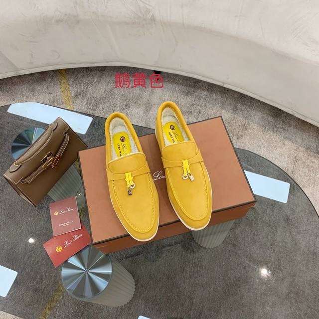 Loro Piana 羊羔毛款。意大利顶级羊绒复古优雅低调奢华。时尚性与皮料实用性同样兼具依然全网最高品质。鞋面羊京丝质柔滑。羊羔毛里，耐磨高弹牛筋底。 码数：