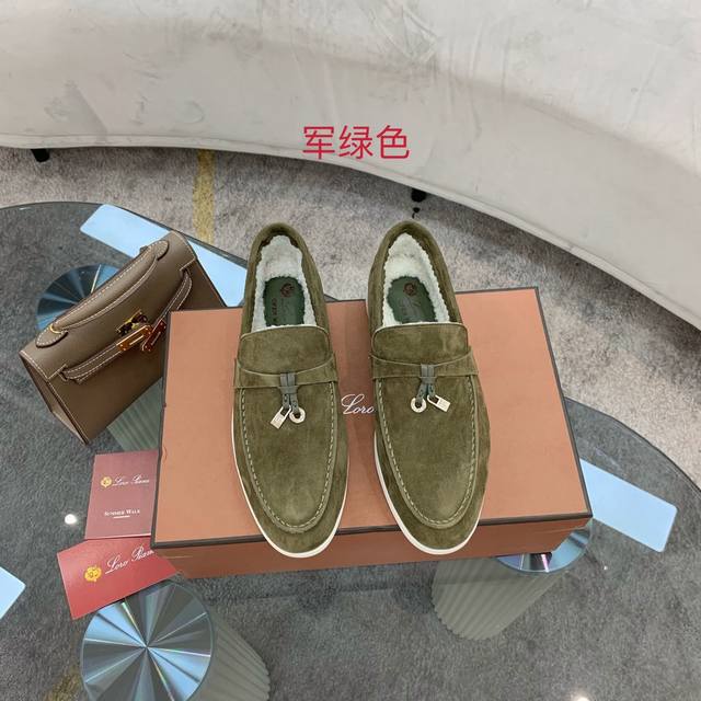 Loro Piana 羊羔毛款。意大利顶级羊绒复古优雅低调奢华。时尚性与皮料实用性同样兼具依然全网最高品质。鞋面羊京丝质柔滑。羊羔毛里，耐磨高弹牛筋底。 码数：