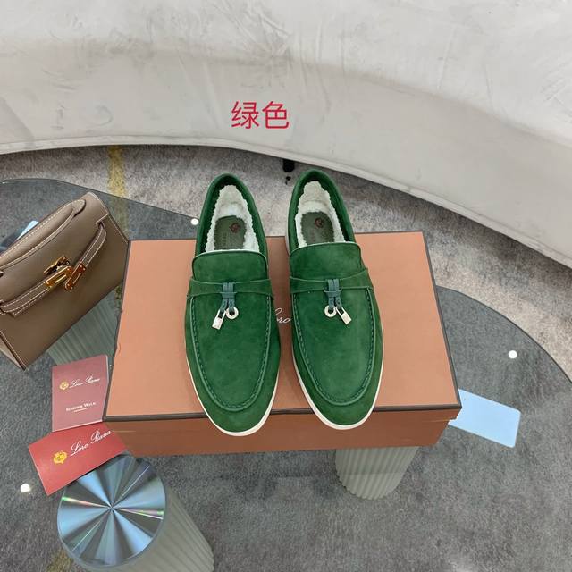 Loro Piana 羊羔毛款。意大利顶级羊绒复古优雅低调奢华。时尚性与皮料实用性同样兼具依然全网最高品质。鞋面羊京丝质柔滑。羊羔毛里，耐磨高弹牛筋底。 码数：