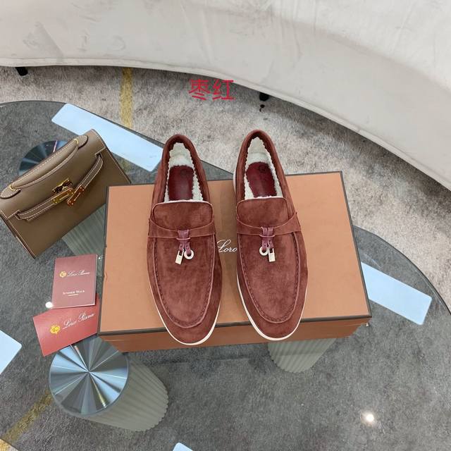 Loro Piana 羊羔毛款。意大利顶级羊绒复古优雅低调奢华。时尚性与皮料实用性同样兼具依然全网最高品质。鞋面羊京丝质柔滑。羊羔毛里，耐磨高弹牛筋底。 码数：