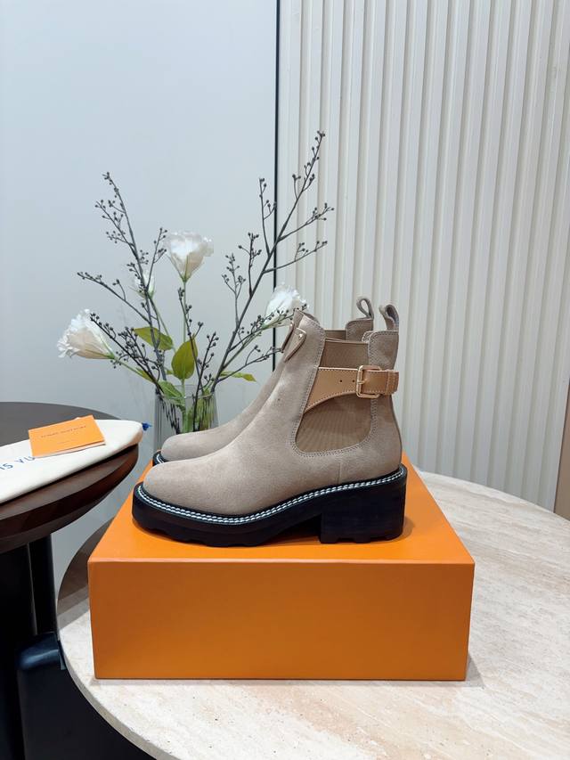 秋冬新款louis Vuitton Lv Beaubourg 及踝靴松紧扣带厚底短靴 本款 Lv Beaubourg 及踝靴以绒面牛皮革彰显丝软质感，为易于穿脱