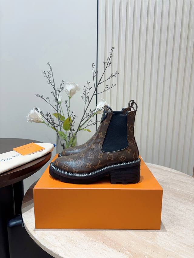 秋冬新款louis Vuitton Lv Beaubourg 及踝靴松紧厚底短靴 Lv Beaubourg 及踝靴采用牛皮革呈现切尔西风格鞋面，搭配轻盈厚底，更