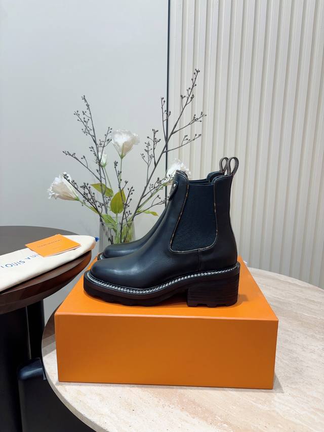 秋冬新款louis Vuitton Lv Beaubourg 及踝靴松紧厚底短靴 Lv Beaubourg 及踝靴采用牛皮革呈现切尔西风格鞋面，搭配轻盈厚底，更