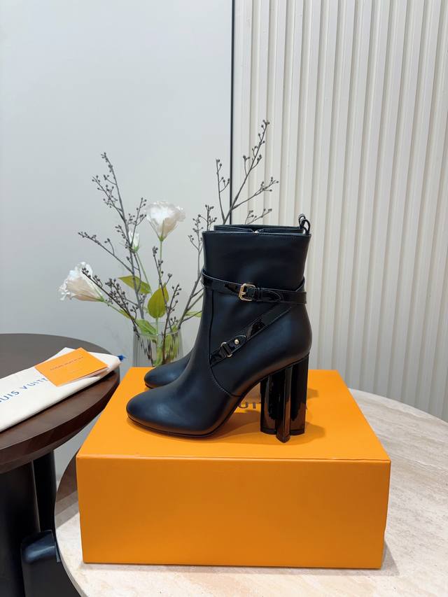 秋冬新款louis Vuitton Lv Silhouette梅花高跟短靴 本款 Silhouette 及踝靴取材漂白 Monogram 丹宁布，与当季皮具系列