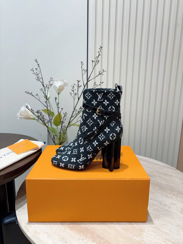 秋冬新款louis Vuitton Lv Silhouette梅花高跟短靴 本款 Silhouette 及踝靴取材漂白 Monogram 丹宁布，与当季皮具系列
