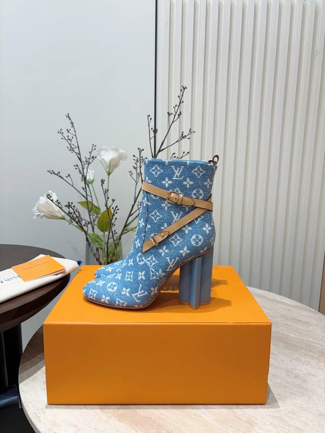 秋冬新款louis Vuitton Lv Silhouette梅花高跟短靴 本款 Silhouette 及踝靴取材漂白 Monogram 丹宁布，与当季皮具系列
