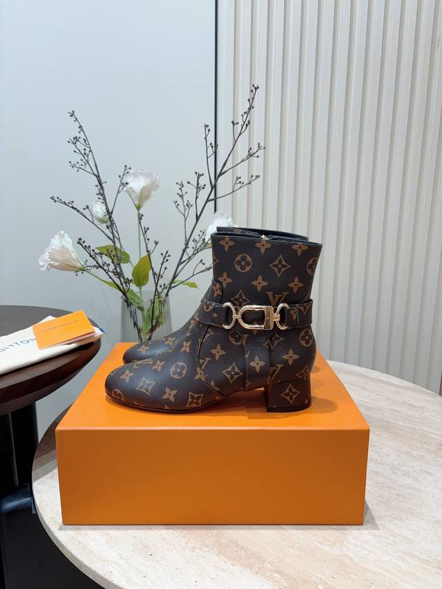 漆皮10 秋冬新款louis Vuitton Lvwestside粗跟短靴 Westside 粗跟及踝靴 为大号金属弹簧扣镂刻路易威登标识，彰显率性骑士风范。
